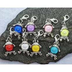 Glücksbringer Glücksfrosch weiß – handgemachter Anhänger mit Schmuckkärtchen