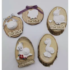 Glücksbringer handgefertigt – Schnecke, Pferd oder Schweinchen auf Holzscheibe – Geschenkidee