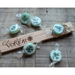 Glücksbringer Holzklötzchen graviert mit kleinem Bonbon, süßes Geschenk, Geschenkidee