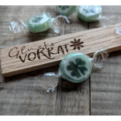 Glücksbringer Holzklötzchen graviert mit kleinem Bonbon, süßes Geschenk, Geschenkidee