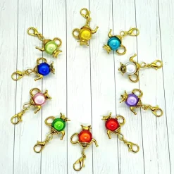 Glücksbringer Kanne goldfarben / grün – niedlicher Anhänger für Tee- & Kaffeeliebhaber