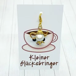 Glücksbringer Kanne goldfarben/weiß – Charmanter Anhänger für Tee- & Kaffeeliebhaber
