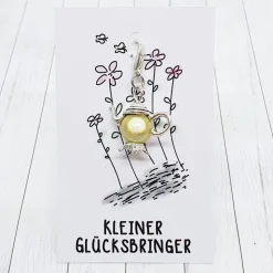 Glücksbringer Kanne silberfarben/creme – niedlicher Anhänger für Tee- und Kaffeeliebhaber