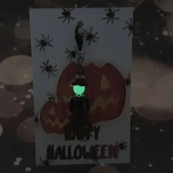 Glücksbringer kleine Hexe lila – Handgemachter Anhänger mit leuchtendem Kopf