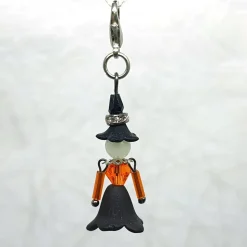 Glücksbringer kleine Hexe orange – handgefertigter Anhänger mit leuchtendem Köpfchen
