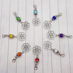 Glücksbringer Same des Lebens Anhänger silberfarben/rot mit roter 3D-Acrylperle und Karabiner