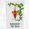 Glücksbringer Schmetterlingselfe goldfarben/rot – Zauberhafter Anhänger mit Schmuckkärtchen