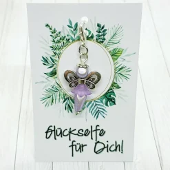 Glücksbringer Schmetterlingselfe silberfarben flieder – Geschenkidee mit 3D-Perlen & Schmuckkärtchen