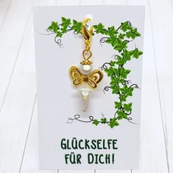 Glücksbringer Schmetterlingselfe goldfarben / weiß – Zauberhafter Anhänger mit 3D-Perlen