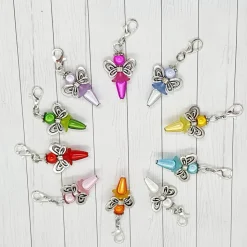 Glücksbringer Schmetterlingselfe silberfarben/weiß – Zauberhafter Anhänger mit 3D-Perlen