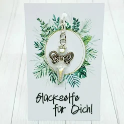 Glücksbringer Schmetterlingselfe silberfarben/weiß – Zauberhafter Anhänger mit 3D-Perlen