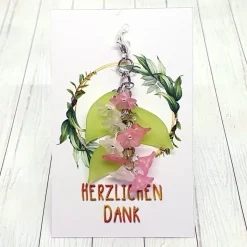 Glücksbringer Taschenbaumler „Zarte Blumen“ rosa – Verspielter Anhänger mit Blüten & Blättchen