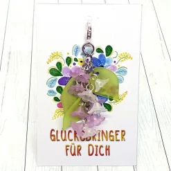 Glücksbringer Taschenbaumler „Zarte Blumen“ violett – Verspielter Anhänger für Tasche & Rucksack