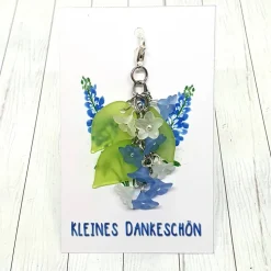 Glücksbringer Taschenbaumler „Zarte Blumen“ blau – Verspielter Anhänger mit Acrylblüten