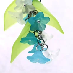 Glücksbringer Taschenbaumler „Zarte Blumen“ türkis – Verspielter Anhänger mit 10 Acrylblüten & Karabiner