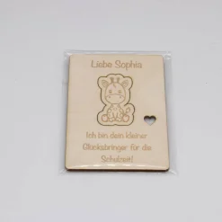 Glücksbringer zum Schulstart aus Holz – personalisiertes Geschenk zur Einschulung