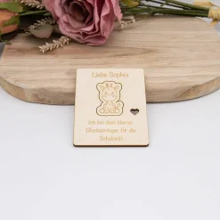 Glücksbringer zum Schulstart aus Holz – personalisiertes Geschenk zur Einschulung