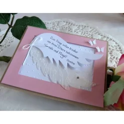 Glückwunschkarte, Geburtskarte, Grußkarte zur Geburt/Taufe für ein Mädchen mit Flügeln und einem aufgestempeltem Spruch