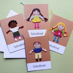 Glückwunschkarte Geldgeschenk Schulanfang mit gehäkeltem Schulkind mit Wunschtext