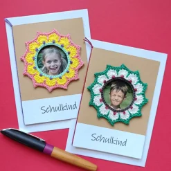 Glückwunschkarte Geldgeschenk Schulanfang mit Schulkind-Foto hübsch eingerahmt mit Häkelei mit Wunschtext