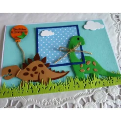 Glückwunschkarte mit Dinosaurier in hellblau/blau für einen Jungen.