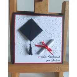 Glückwunschkarte zum Bachelor, mit Schriftrolle und Doktorhut