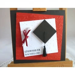 Glückwunschkarte zum Bachelor, mit Doktorhut und Schriftrolle