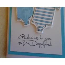 Glückwunschkarte zur Geburt Taufe Zwillinge Jungen Body Geburtskarte Babykarte Glückwunsch Grußkarte Bodykarte