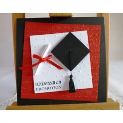 Glückwunschkarte zur Promotion mit Doktorhut und Schriftrolle