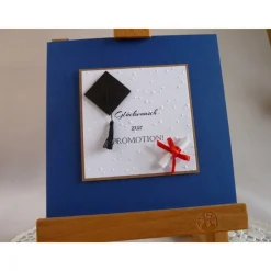 Glückwunschkarte zur Promotion mit Schriftrolle und Doktorhut