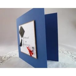 Glückwunschkarte zur Promotion mit Schriftrolle und Doktorhut