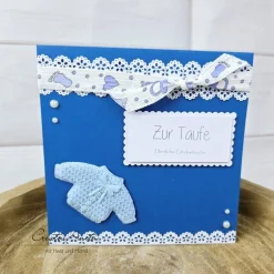 Glückwunschkarte zur Taufe BLAU mit Kinderjäckchen und Spitzenbordüre - Junge