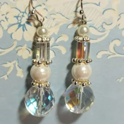 Glitzernde Ohrringe mit funkelndem Kristallglas und Muschelperle weiß handgemacht silberfarben