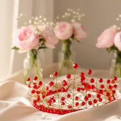 Goldene Brautkrone mit roten Kristallen – Handgefertigte Perlenkrone „Golden Blossom“ für Hochzeit & Event