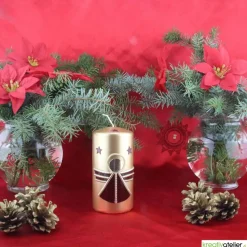 Goldene Weihnachtskerze mit weinrotem Engel