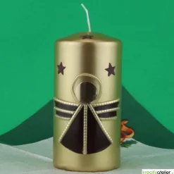 Goldene Weihnachtskerze mit weinrotem Engel