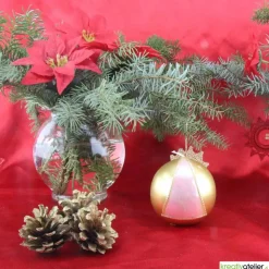 Goldene Weihnachtskerze mit rosafarbigem Dreieck