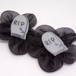 Gothic Haarspangen durchsichtig schwarz mit Grabstein & Blume – Rockabilly Punk Accessoire