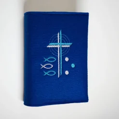 Gotteslob Filzhülle, blau, bestickt mit 2 Kreuzen und 3 Fischen und Punkten
