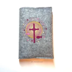 Gotteslob Filzhülle, grau, bestickt mit einem Kreuz und 2 Fischen in einem strahlenden runden Ornament, weinrot