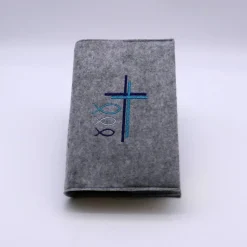 Gotteslob Filzhülle, grau, bestickt mit 2 Kreuzen und 3 Fischen, personalisierbar