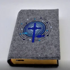 Gotteslob Filzhülle, grau, bestickt mit einem Kreuz und 2 Fischen in einem strahlenden runden Ornament, blau
