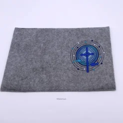 Gotteslob Filzhülle, grau, bestickt mit einem Kreuz und 2 Fischen in einem strahlenden runden Ornament, blau
