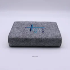 Gotteslob Filzhülle, grau, bestickt mit 2 Kreuzen und 3 Fischen