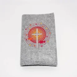 Gotteslob Filzhülle, grau, bestickt mit einem Kreuz und 2 Fischen in einem strahlenden runden Ornament, orange, rot