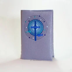Gotteslob Filzhülle, mausgrau, bestickt mit einem Kreuz und 2 Fischen in einem strahlenden runden Ornament, blau