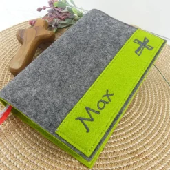 Gotteslobhülle aus grauem Filz mit Namen – Individuelle Bibelhülle zur Kommunion & Konfirmation