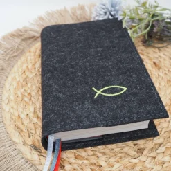 Gotteslobhülle aus Wollfilz bestickt – personalisiert mit Namen & Maßanfertigung