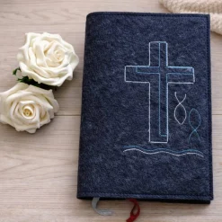 Gotteslobhülle aus Wollfilz mit Kreuz & Fischsymbol – handgemacht | Gotteslob Hülle Filz | Geschenk Kommunion Firmung