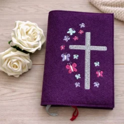Gotteslobhülle aus Wollfilz mit Kreuz & Schmetterlingen – handgemacht | Gotteslob Hülle Filz | Geschenk Kommunion